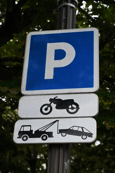 Francuskie Znaki Drogowe Wskazujące Zarezerwowany Parking Dla Motocykli — Zdjęcie stockowe