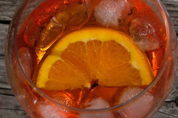 Sticlă Spritz Cuburi Gheață Felie Portocaliu Văzută Sus Aproape — Fotografie, imagine de stoc