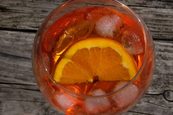 Bicchiere Spritz Con Cubetti Ghiaccio Una Fetta Arancia Vista Dall — Foto Stock