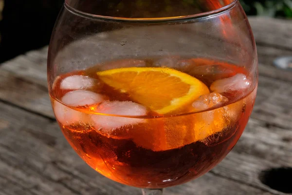 Verre Spritz Avec Glaçons Une Tranche Gros Plan Orange — Photo