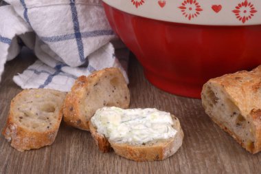 Tahta bir masanın üzerinde Tzatziki tostu.