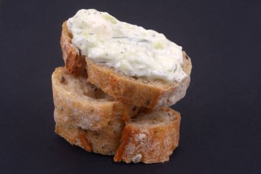 Siyah arkaplanda Tzatziki tostu.