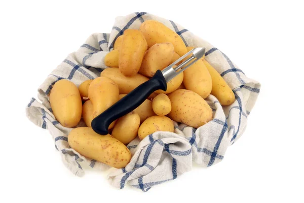 Patate Asciugamano Cucina Con Pelapatate Vegetale Primo Piano Sfondo Bianco — Foto Stock