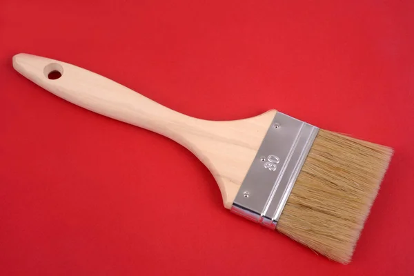 Brosse Plate Gros Plan Sur Fond Rouge — Photo