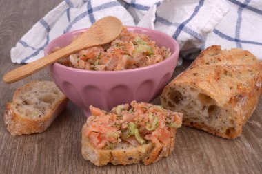 Bir kase füme alabalık ve kızarmış ekmek.