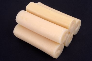 Avuç içi kalpleri siyah arkaplana yığılmış