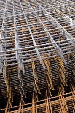 Güçlendirilmiş beton takviyesi üst üste yığıldı.