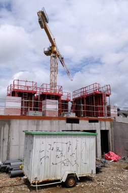 İnşaat alanında bir kulübe.