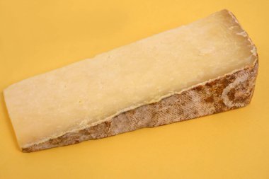 Sarı arka planda Laguiole peyniri var.