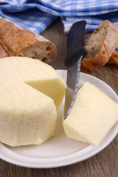 Kulatý Ovčí Sýr Talíři Chlebem Nožem — Stock fotografie