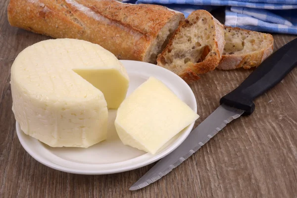 Στρογγυλό Πρόβειο Τυρί Πιατάκι Ψωμί Και Μαχαίρι — Φωτογραφία Αρχείου