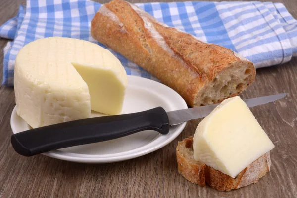 Στρογγυλό Πρόβειο Τυρί Πιατάκι Ψωμί Και Μαχαίρι — Φωτογραφία Αρχείου