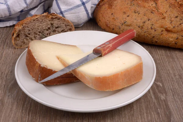 Kawałek Ossau Iraty Kawałek Owczego Sera Spodku Nożem Zbliżeniem Chleba — Zdjęcie stockowe