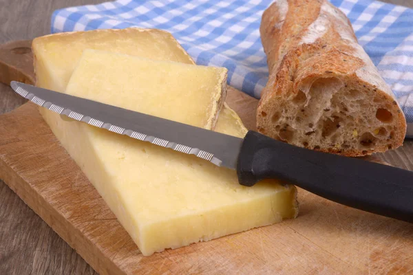 Kawałki Sera Laguiole Nożem Obok Kawałka Chleba Bliska — Zdjęcie stockowe