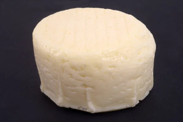 Siyah Arka Planda Yuvarlak Koyun Peyniri — Stok fotoğraf