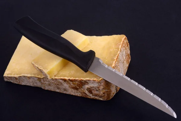 Trozos Queso Laguiole Con Cuchillo Cerca Sobre Fondo Negro —  Fotos de Stock