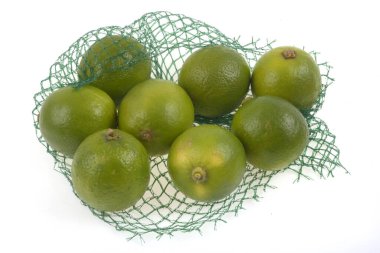 Beyaz arkaplanda limon filetosu yakın plan 