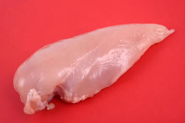 Surowy Filet Kurczaka Zbliżyć Czerwonym Tle — Zdjęcie stockowe
