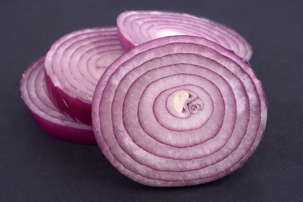 Rote Zwiebelringe Nahaufnahme Auf Schwarzem Hintergrund Geschnitten — Stockfoto