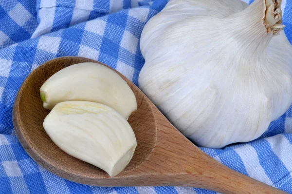 Garlic Cloves Wooden Spoon Checkered Tea Towel Close — Stock Photo, Image