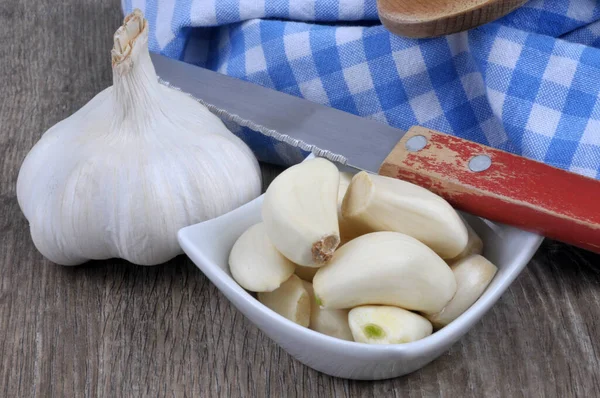 Garlic Cloves Ramekin Next Head Garlic Knife Close — Stockfoto