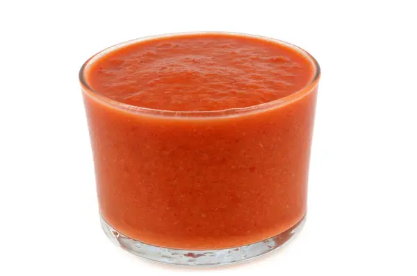 Beyaz Arka Planda Bir Bardak Gazpacho — Stok fotoğraf