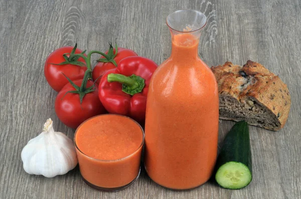 Flasche Und Glas Gazpacho Umgeben Von Seinen Zutaten Nahaufnahme Auf — Stockfoto