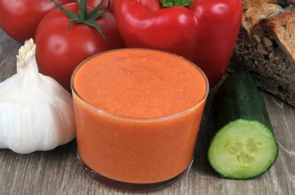 Glas Gazpacho Umgeben Von Seinen Zutaten Aus Nächster Nähe — Stockfoto