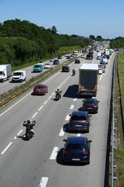 Lorient 'e doğru Vannes' da 165 numaralı ulusal yolda trafik var. 