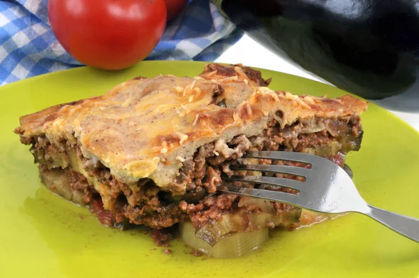 Portion Moussaka Auf Einem Teller Mit Gabel Und Zutaten Aus — Stockfoto