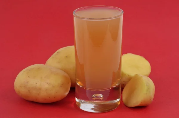 Verre Jus Pomme Terre Gros Plan Sur Fond Rouge — Photo