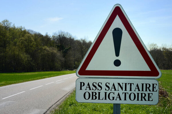 Concept of road traffic sign indicating in French compulsory health pass