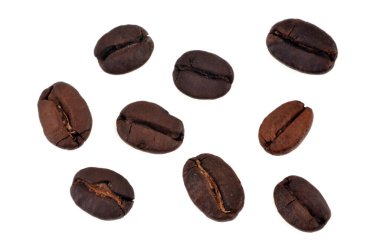 Beyaz arka planda kahve çekirdekleri.