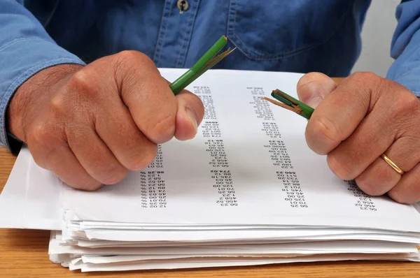 Hombre Frente Una Lista Números Con Lápiz Partido Por Mitad — Foto de Stock