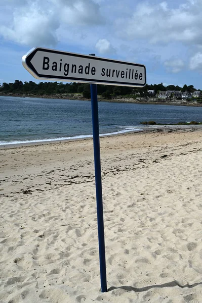 Francuski Znak Wskazujący Nadzorowaną Plażę Plaży Trez Benodet — Zdjęcie stockowe