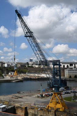 Finistere 'deki Brest limanında vinç