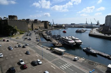 Askeri limanı ve ulusal donanma müzesini çökertin.