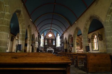 Lampaul-Ploudalmezeau, Brittany 'deki Saint-Paul Aurelien Kilisesi' nin içinde.