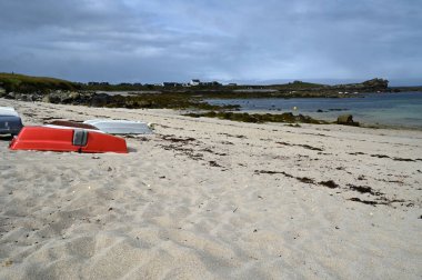 Ploudalmezeau 'daki Carn Sahili' nde sular çekilmişti.
