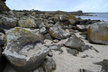 Carn sahilindeki kayalar Ploudalmezeau 'da