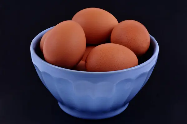 Bir Kase Taze Tavuk Yumurtası Siyah Arka Plana Yakın — Stok fotoğraf