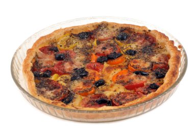 Beyaz arkaplanda yakın plan bir tabakta tuzlu tart domatesleri ve siyah zeytin 