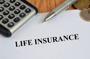 İngilizce bir sözleşmeye para, hesap makinesi ve kalem içeren hayat sigortası kavramı