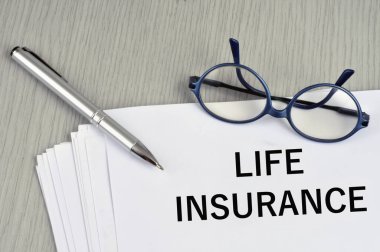 Hayat sigortası konsepti, gözlüklü ve kalemli. 