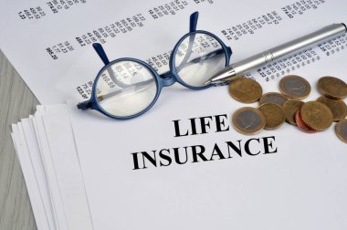 Gözlüklü, paralı ve kalemli bir hayat sigortası konsepti İngiliz sözleşmesinde yer alıyor. 