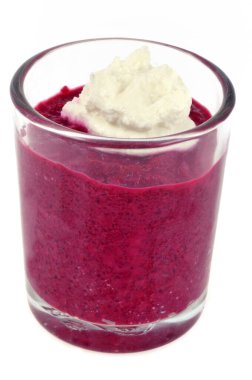 Beyaz arka planda pancar köpüğü ve ricotta yakın plan.