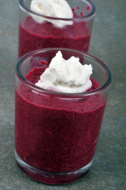 Gri arka planda pancar köpüklü verrinler ve ricotta yakın plan.