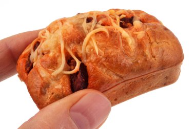 Beyaz arkaplanda elde tutulan tuzlu kek 