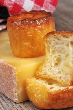 İçindekilerle birlikte peynirli kekler.