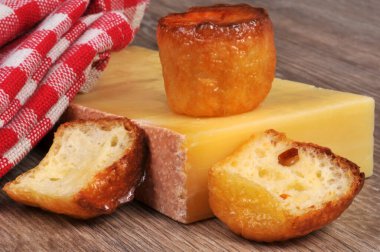 İçindekilerle birlikte peynirli kekler. 